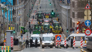 Agricultores bloqueiam a Rue de la Loi no distrito europeu enquanto várias centenas de tratores são esperados para um protesto na capital europeia ao lado dos ministros europeus da Agricultura reunidos em Bruxelas