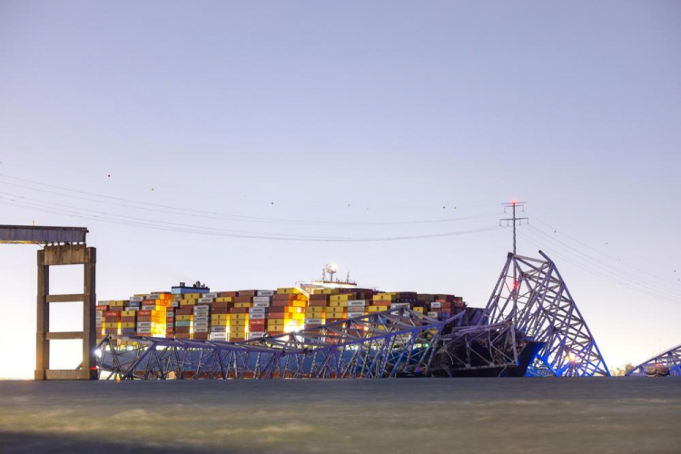 Navio que destruiu ponte nos EUA é rebocado para estaleiro após dois meses