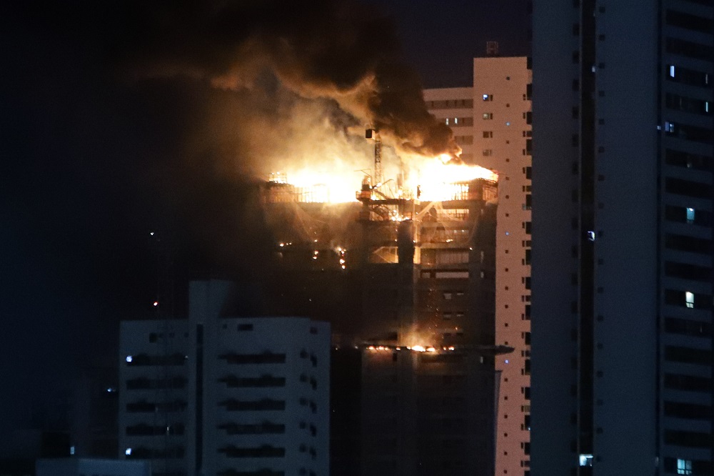 Um incêndio de grandes proporções atinge um edifício em construção localizado no bairro da Torre