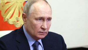 O presidente russo, Vladimir Putin, preside uma reunião com membros do Conselho de Segurança por meio de videoconferência