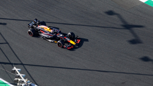 Verstappen pilota sua Red Bull no circuito da Arábia Saudita