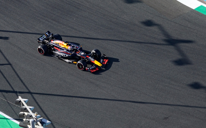 Verstappen pilota sua Red Bull no circuito da Arábia Saudita