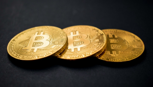 Três moedas de Bitcoin