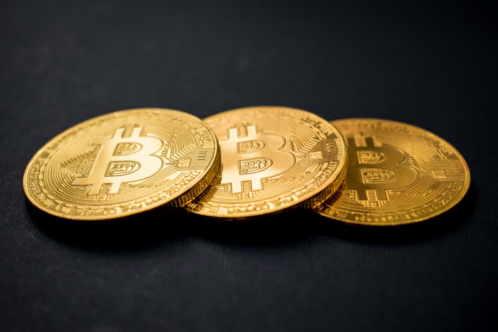 Três moedas de Bitcoin