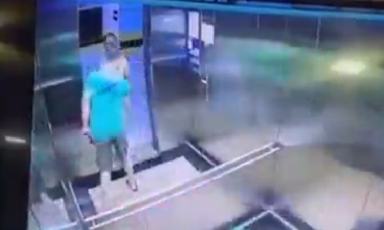 Homem toca nádegas de mulher em elevador