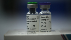 Dois frascos de vacina contra a dengue