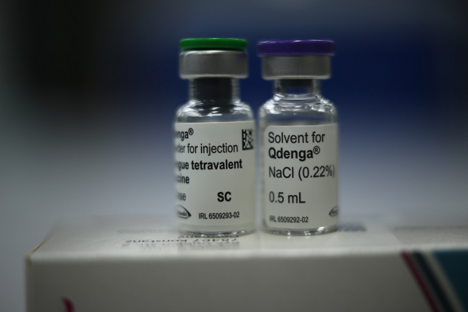 Dois frascos de vacina contra a dengue