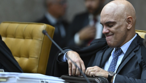 Ministro Alexandre de Moraes com mala de trabalho