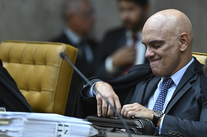 Ministro Alexandre de Moraes com mala de trabalho