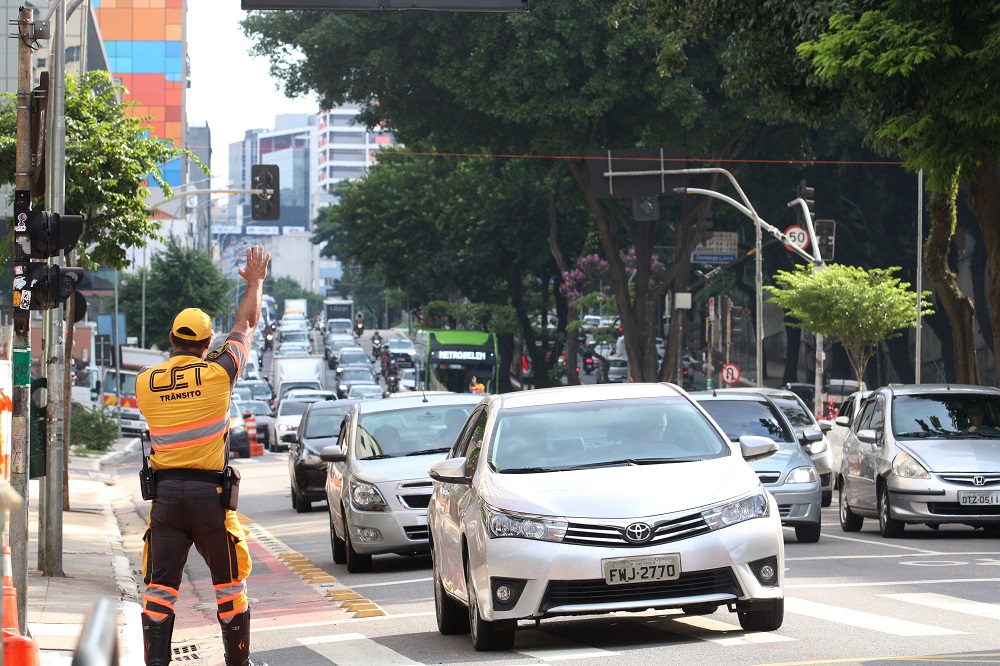 Funcionários da Companhia de Engenharia de Tráfego (CET) monitoram o trânsito na rua da Consolação