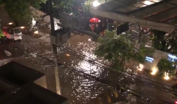 Imagem da forte chuva no bairro do Itaim, zona sul de São Paulo, registrada por um morador