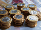 Pilhas pequenas de moedas de 1 real