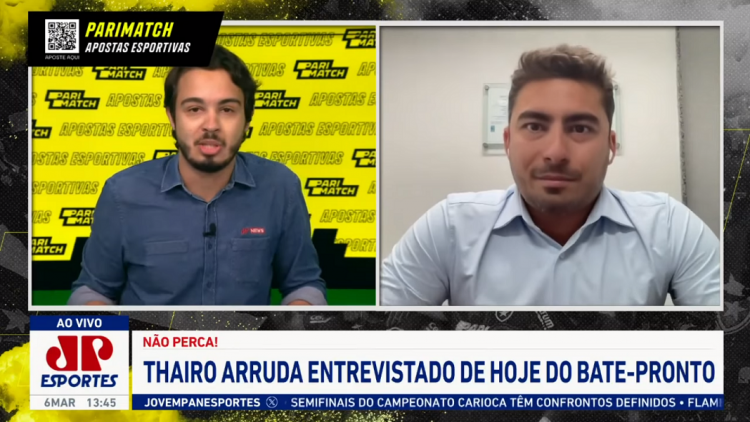 Thairo Arruda, CEO do Botafogo (à esq.) fala com o jornalista Pedro Marques durante o Bate-Pronto