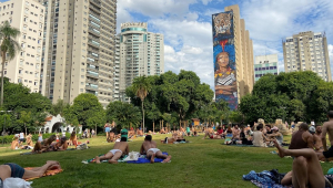 Populares aproveitam manhã de calor e sol forte no Parque Augusta, na região central de São Paulo