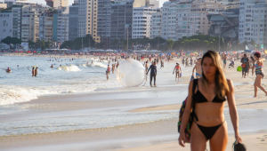 Banhistas aproveitam tarde de calor na Praia de Copacabana, na zona sul do Rio de Janeiro