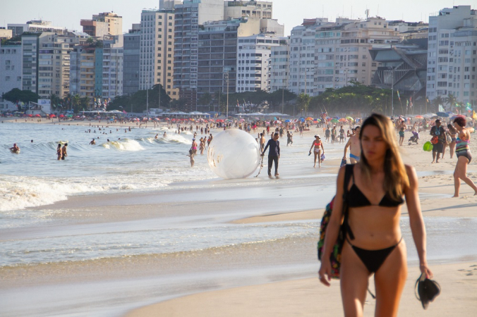 Banhistas aproveitam tarde de calor na Praia de Copacabana, na zona sul do Rio de Janeiro