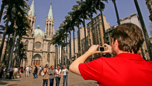 Turistas de Porto Alegre posam para foto em frente à Catedral da Sé, na Praça da Sé, centro de São Paulo