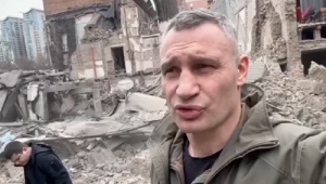 Vitali Klitschko, prefeito de Kiev, mostra destruição na cidade após bombardeio russo