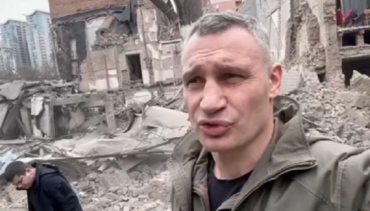 Vitali Klitschko, prefeito de Kiev, mostra destruição na cidade após bombardeio russo