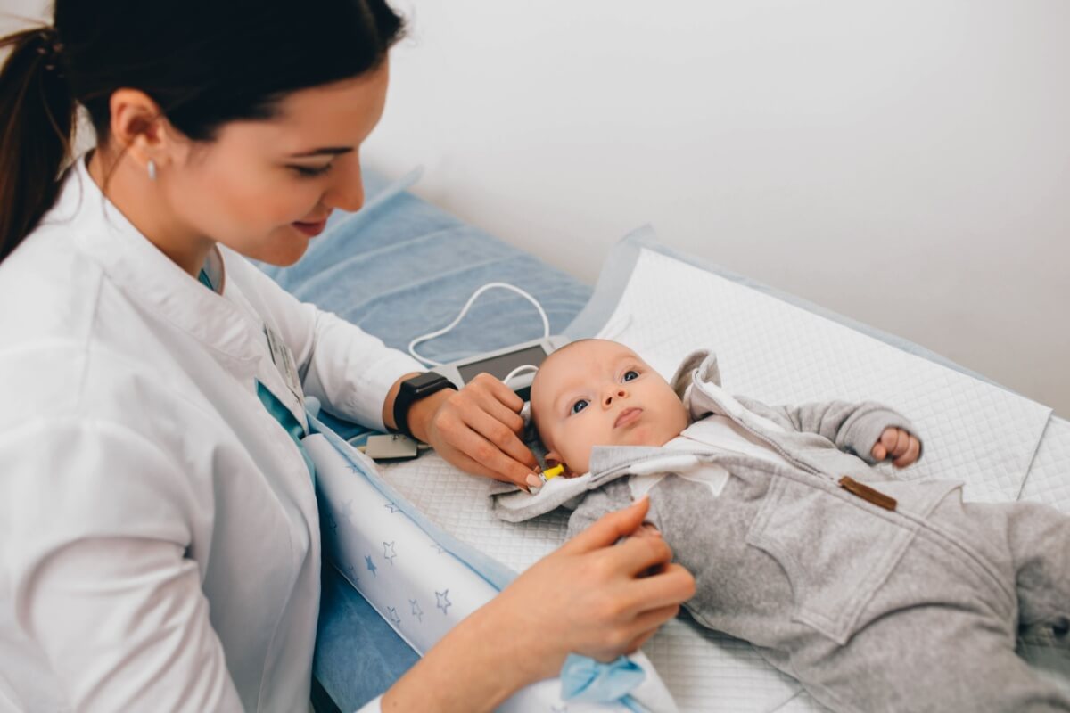 O teste da orelhinha é fundamental para detectar precocemente problemas auditivos em bebês 