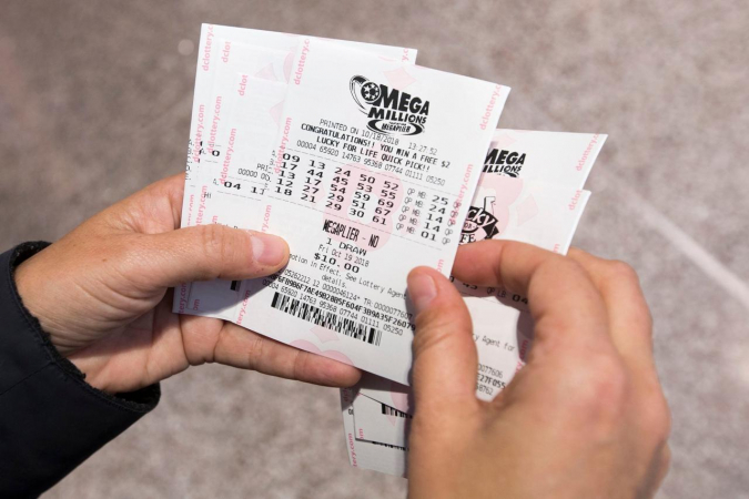 Mão com dois canhotos de loteria