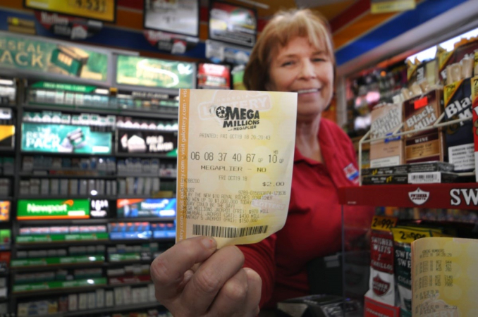 Mulher exibe volante de loteria