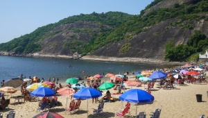Praia no Rio de Janeiro em dia de verão