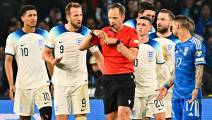 O atacante inglês Harry Kane reage depois que o árbitro sérvio Srdjan Jovanovic (C) deu cartão vermelho ao zagueiro inglês Luke Shaw