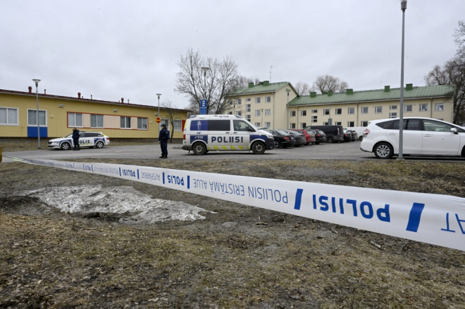 Menino de 12 anos atira em colegas em escola da Finlândia