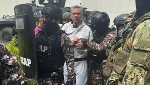 o ex-vice-presidente equatoriano Jorge Glas sendo escoltado por membros do Grupo de Ação Penitenciária Especial (GEAP) durante sua chegada à prisão de segurança máxima La Roca, em Guayaquil