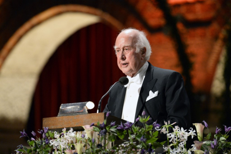 Físico Peter Higgs, descobridor do bóson de Higgs, morre aos 94 anos