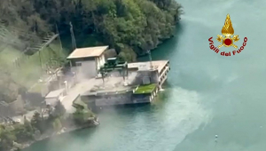 vista aérea após uma explosão em uma usina hidrelétrica Enel Green Power no Lago Suviana, no centro da Itália, perto de Bolonha