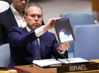 O embaixador de Israel na ONU, Gilad Erdan, mostra um vídeo de drones e mísseis indo em direção a Israel durante uma reunião do Conselho de Segurança das Nações Unidas