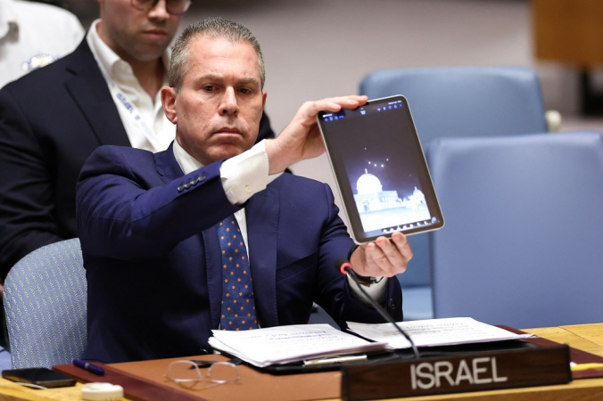 O embaixador de Israel na ONU, Gilad Erdan, mostra um vídeo de drones e mísseis indo em direção a Israel durante uma reunião do Conselho de Segurança das Nações Unidas