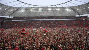 Torcedores do Bayer Leverkusen fazem a festa em campo após clube conquistar primeiro título alemão em 120 anos