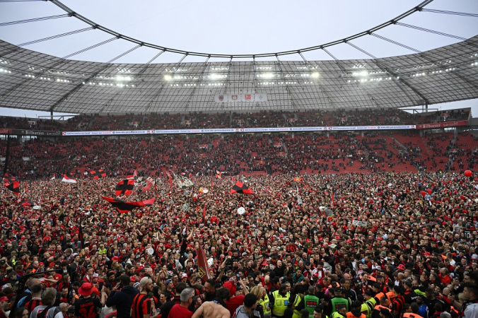 Torcedores do Bayer Leverkusen fazem a festa em campo após clube conquistar primeiro título alemão em 120 anos