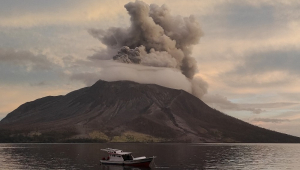INDONESIA Vulcão Monte Ruang