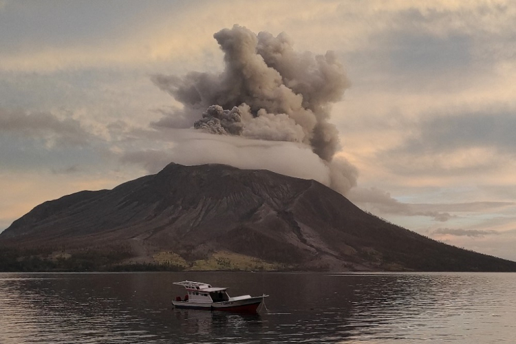 Vulcão Ruang volta a entrar em erupção no norte da Indonésia
