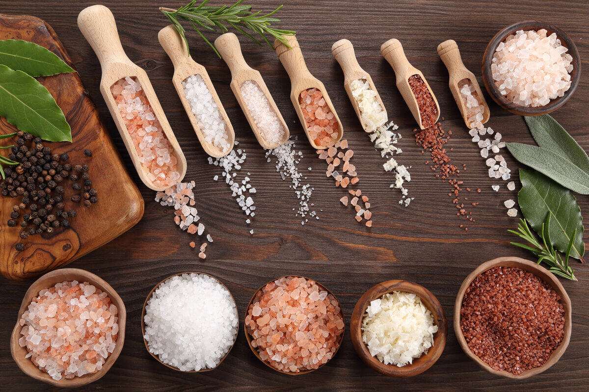 Os diferentes tipos de sal realçam o sabor dos alimentos e podem ser utilizados para diversas finalidades 