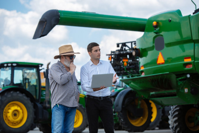 Empresário e agricultor com tratores