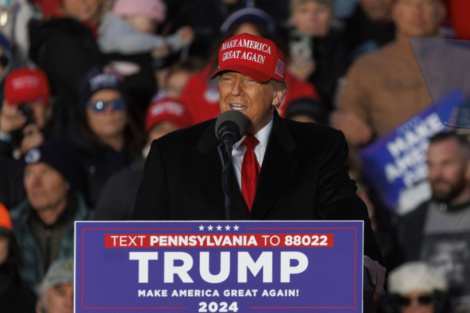 O ex-presidente dos EUA Donald Trump fala durante um comício em Schnecksville, Pensilvânia