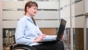 mulher em cadeira de rodas usando notebook