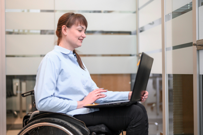 mulher em cadeira de rodas usando notebook