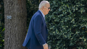 O presidente Biden retornou a Washington um dia mais cedo para consultar a sua equipa de segurança nacional depois de tanto o Irã como Israel terem anunciado que o Irã tinha lançado drones e foguetes contra Israel