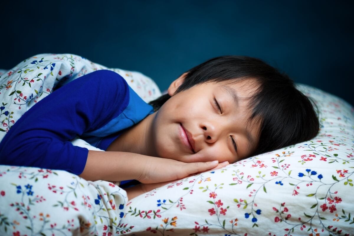 O sono é fundamental para o desenvolvimento físico, mental e emocional das crianças 