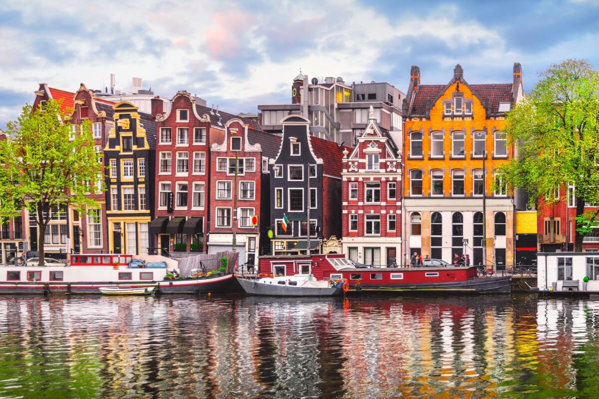 Amsterdã é uma cidade cheia de vida, rica em história e cultura 