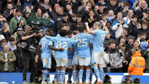 Mateo Kovacic (escondido), do Manchester City, comemora com os companheiros após marcar seu gol de 2 a 0 durante a partida de futebol da Premier League inglesa