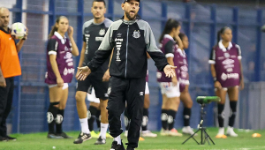 Kleiton Lima comanda o Santos à beira do campo