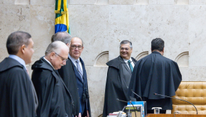 Flávio Dino, Gilmar Mendes, Edson Fachin. Luiz Fux e Nunes Marques e,m pé no plenário, em momento descontraído