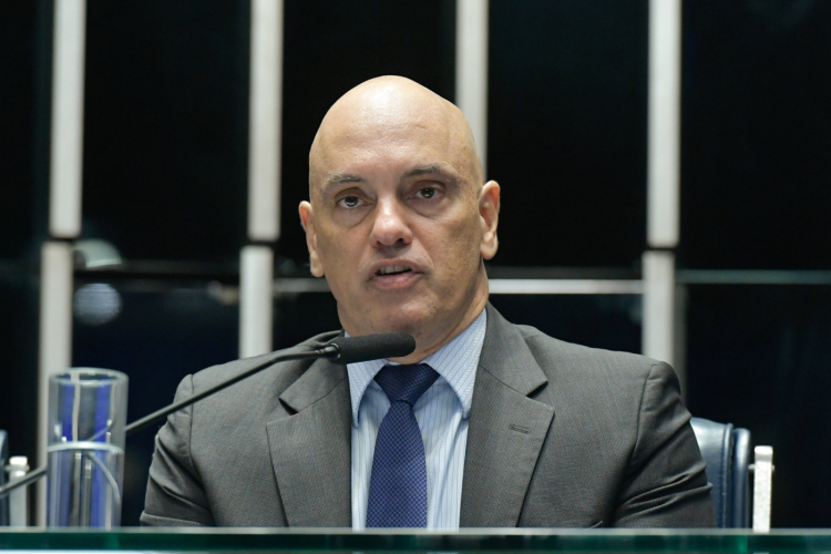 Moraes se declara impedido de permanecer no caso de ameaça e perseguição à sua família